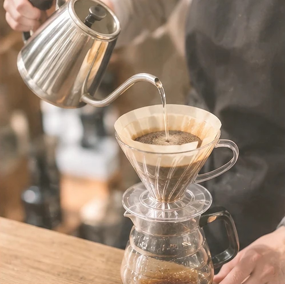 ハンドドリップでコーヒーを淹れる手元