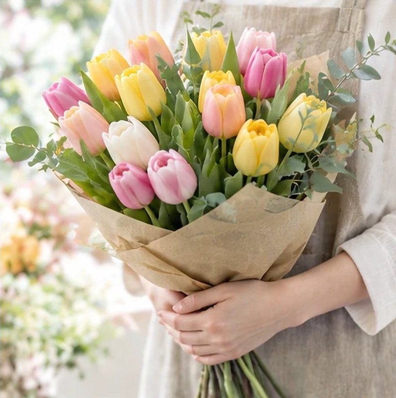 チューリップの花束を抱える手元