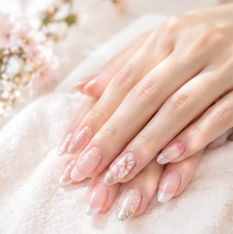 桜色のフレンチネイルの手元